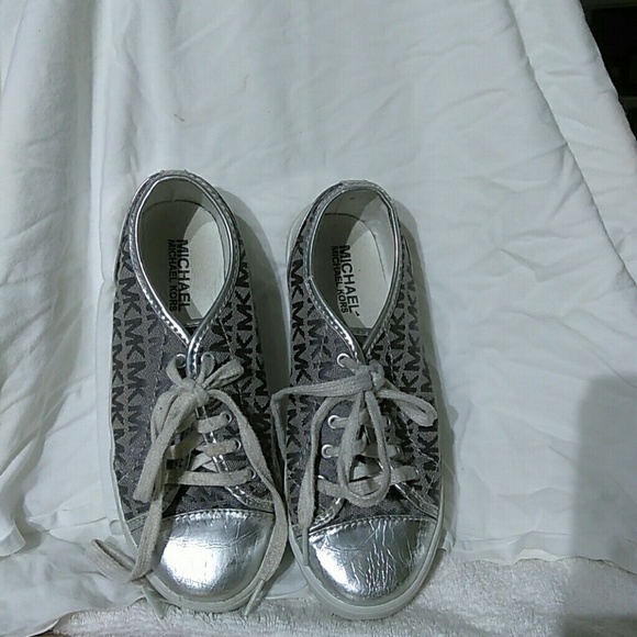 Michael Kors girls sneakers - Picture 2 of 5